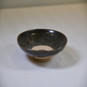 黑釉褐斑盏托