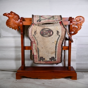 万字双龙纹驼鞍